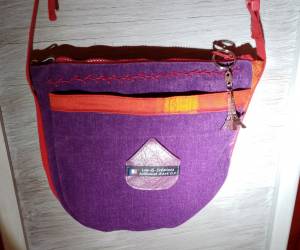 Sac petit modèle, port en bandoulière- violet et rouge